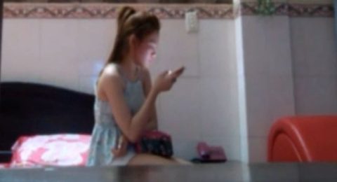 dang-xem-phim-sex-thi-bi-de-ra-chich