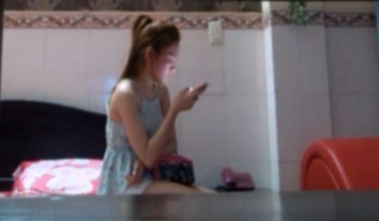 dang-xem-phim-sex-thi-bi-de-ra-chich