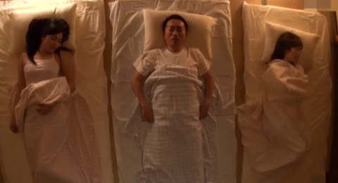 ong-chu-toi-nha-choi-chich-ca-hai-me-con-mot-luc-5