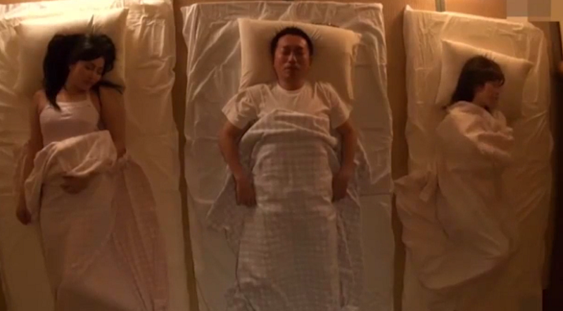 ong-chu-toi-nha-choi-chich-ca-hai-me-con-mot-luc-5