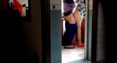 tranh-thu-phang-vo-trong-nha-bep-khi-me-vo-len-tham