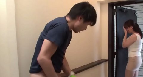 vo-tinh-vao-phong-thay-con-trai-dang-xem-phim-sex-suc-cac-mot-minh