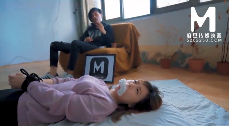 gai-xinh-di-lac-vao-khu-xa-hoi-den-phan-1