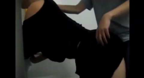 hoc-sinh-chich-nhau-trong-tolet-cuc-xung