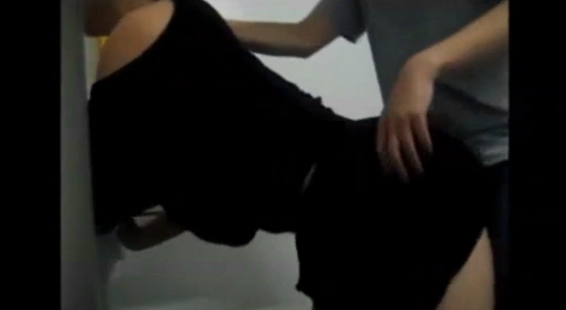 hoc-sinh-chich-nhau-trong-tolet-cuc-xung