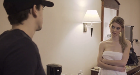 ten-shiper-khon-nan-va-co-gai-dam-trong-khach-san