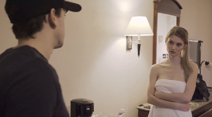 ten-shiper-khon-nan-va-co-gai-dam-trong-khach-san