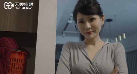 me-ke-cuc-dam-va-dua-con-trai-moi-lon