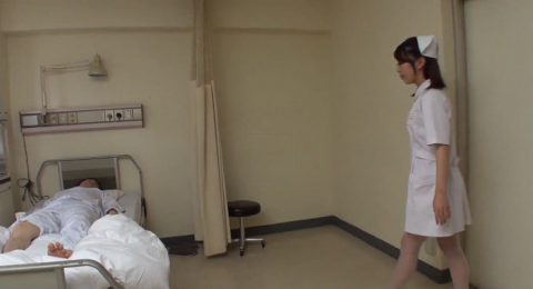 y-ta-nhat-ban-xoa-bop-con-cu-cho-benh-nhan