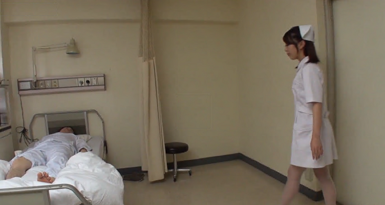 y-ta-nhat-ban-xoa-bop-con-cu-cho-benh-nhan