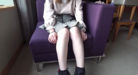 dua-em-gai-xinh-moi-lon-vao-khach-san