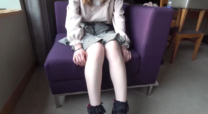 dua-em-gai-xinh-moi-lon-vao-khach-san