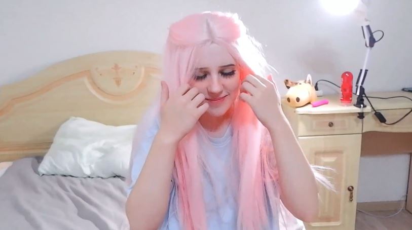 chich-lo-hau-mon-gai-xinh-toc-hong-de-thuong