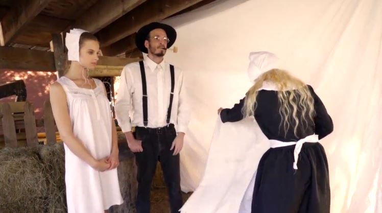 co-gai-ha-lan-trong-trang-trai-sua