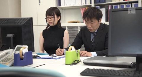 nu-dong-nghiep-dam-dang-ga-tinh-khap-cong-ty