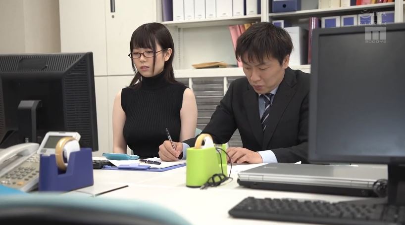 nu-dong-nghiep-dam-dang-ga-tinh-khap-cong-ty