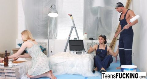 co-chu-nha-xinh-dep-va-hai-anh-tho-sua-chua