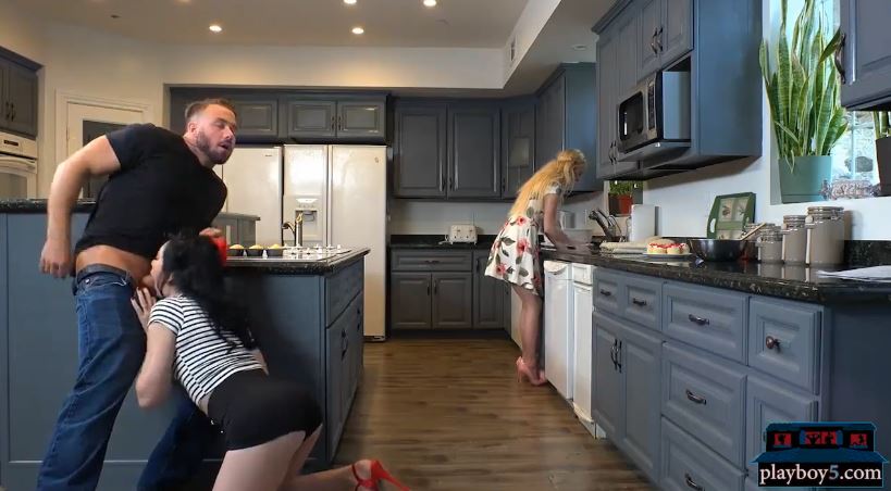 co-nguoi-yeu-ngu-ngoc-bi-ban-than-cam-sung-sau-lung