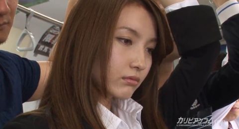 khieu-dam-moc-bim-em-gai-phun-day-nuoc-tren-xe-buyt