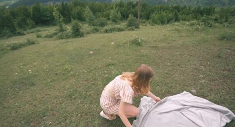 let-lut-dit-co-chi-ho-tren-dinh-nui