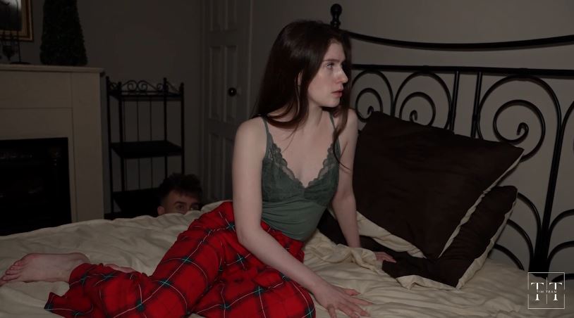 dang-nam-ngu-co-nguoi-bat-len-khoi-giuong-hiep-dam