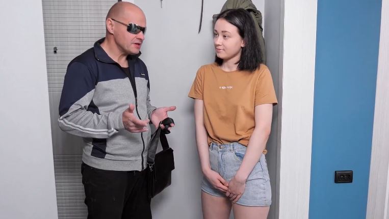 gai-xinh-dung-bo-nguc-dep-de-thanh-toan-tien-nha